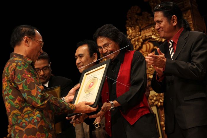 Menpar saat itu, Jero Wacik, memberikan piala Metronome pada Benny Likumahuwa sebagai penerima penghargaan Nugraha Bhakti Musik Indonesia